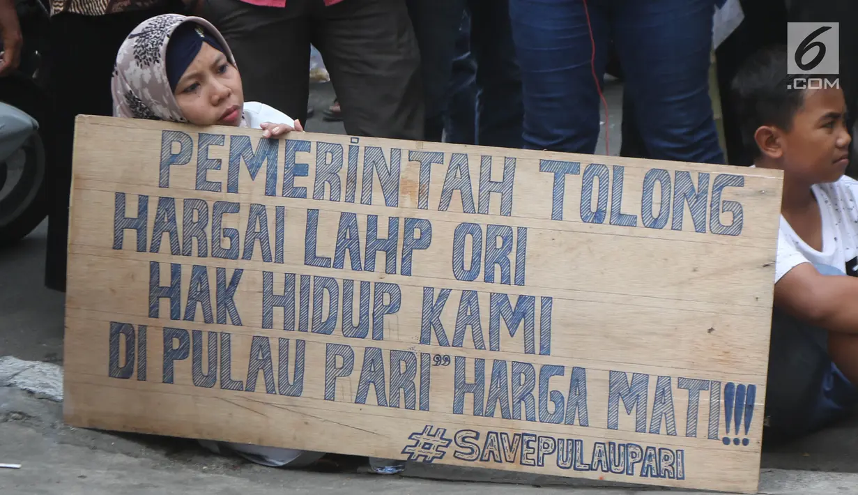 Ekspresi warga Pulau Pari saat menggelar aksi di depan PN Jakarta Utara, Kamis (12/7). Mereka menolak dugaan kriminalisasi terhadap Ketua RW Pulau Pari Sulaiman dalam kasus penyerobotan lahan. (Liputan6.com/Arya Manggala)