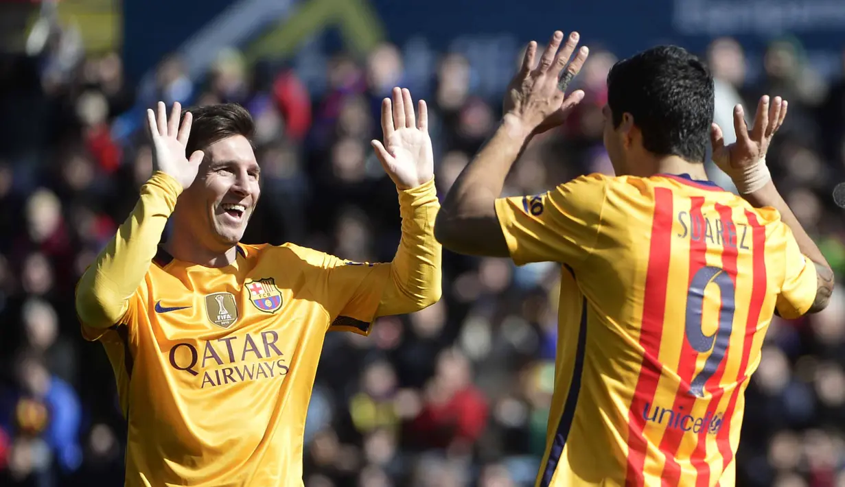 Luis Suarez (kanan)  merayakan gol bersama Lionel Messi pada lanjutan La Liga Spanyol pekan ke-22 di Stadion Ciutat de Valencia, Valencia, Minggu (7/2/2016).  (AFP/Jose Jordan)