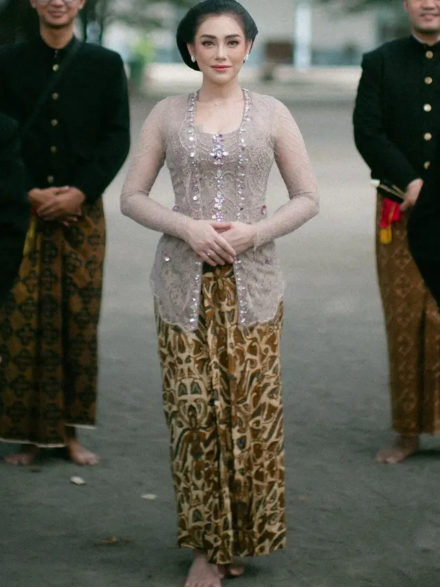 6 Pesona Celine Evangelista Jadi Perempuan Jawa Pakai Kebaya di Grebeg Besar Keraton Solo, Tak Kalah Anggun Berpose dengan Putri Raja