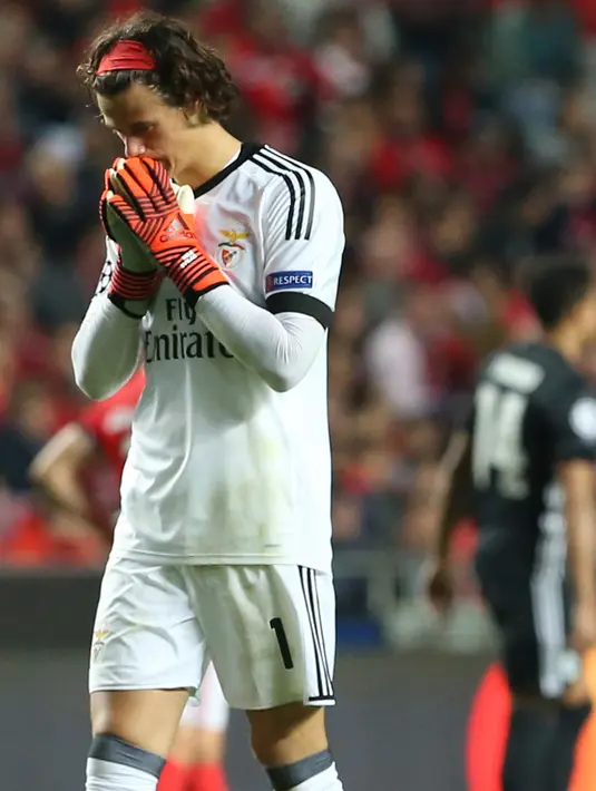 Kiper Benfica, Mile Svilar bereaksi usai laga penyisihan Grup A Liga Champions kontra Manchester United, di Estadio Da Luz, Rabu (18/10). Pada pertandingan ini, Svilar memecahkan rekor sebagai kiper termuda yang turun di Liga Champions (AP/Armando Franca)