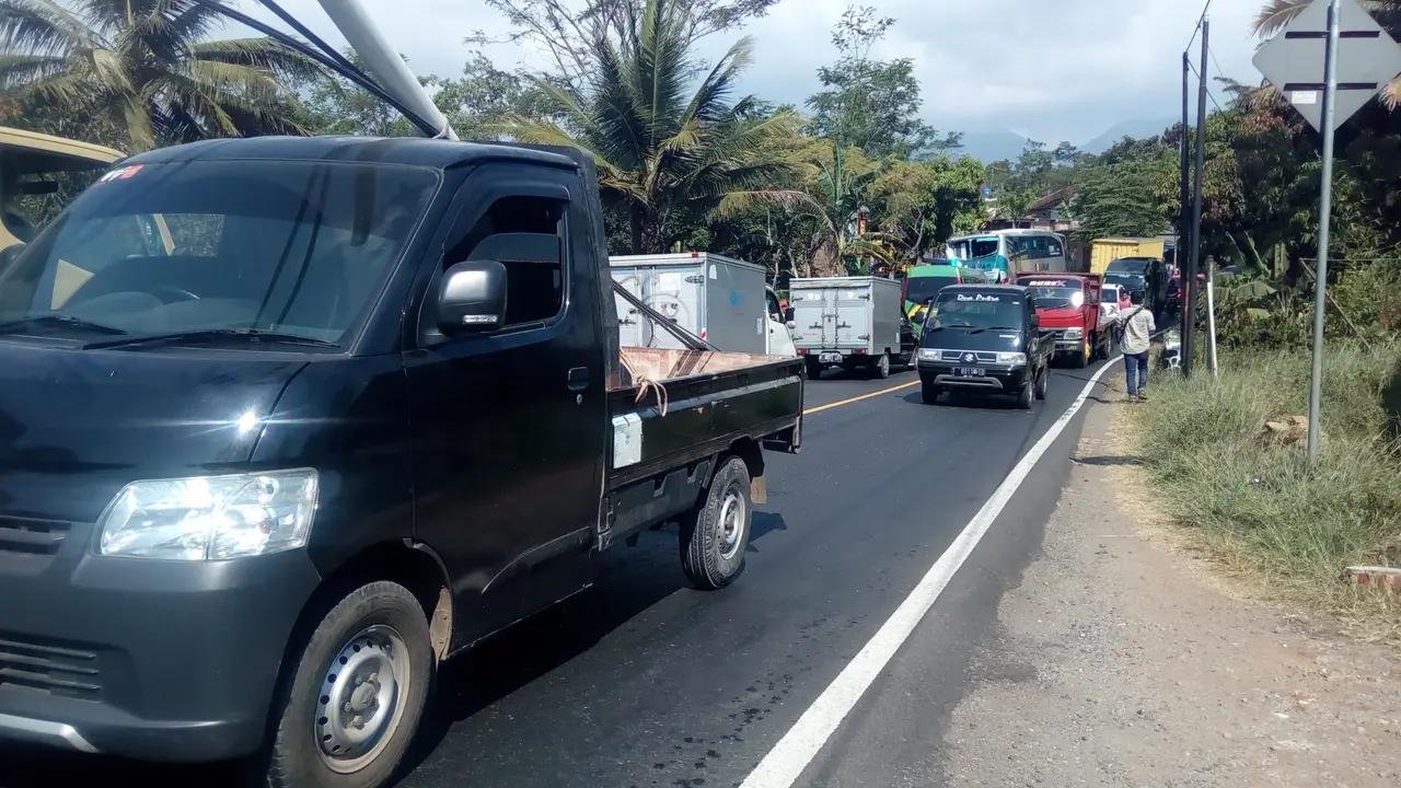 Antrian kendaraan mulai terlihat di perlintasan jalur mudik nasional bagian selatan Jawa via Garut