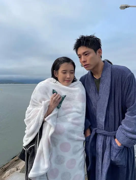 Berbagai adegan ikonik pun terungkap di balik layar, salah satunya adegan berenang yang penuh tantangan. Adegan pelukan dan tangisan intens setelah Park Bo Gum keluar dari air, bahkan merupakan improvisasi spontan dari keduanya yang menambah keaslian emosi dalam drama ini. (Liputan6.com/IG/@dlwlrma)