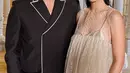 Tak hanya dari Asia saja, Raline juga tampak terlihat dengan sejumlah artis papan atas Hollywood, salah satunya Pedro Pascal yang bintangi serial adaptasi The Last Of Us. Pose bareng Pedro, Raline tampak memesona dengan see through dress warna cream-nya. [@ralineshah].