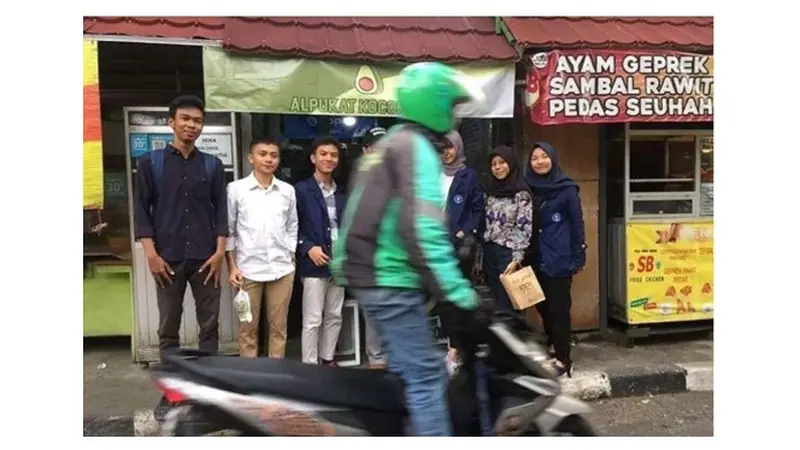 Momen Lucu Kendaraan Lewat Saat Foto Bersama Ini Bikin Tepuk Jidat