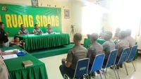 Sidang 5 orang anggota polisi Polres Kendari terkait tewasnya 2 orang mahasiswa Universitas Halu Oleo, Kamis (26/9/2019).(Liputan6.com/Ahmad Akbar Fua)