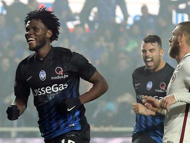 Gelandang Atalanta, Franck Kessie, melakukan selebrasi usai mencetak gol ke gawang AS Roma pada laga lanjutan Serie A di Stadion Atleti Azzurri d'Italia, (20/11/2016). (EPA/Paolo Magini)