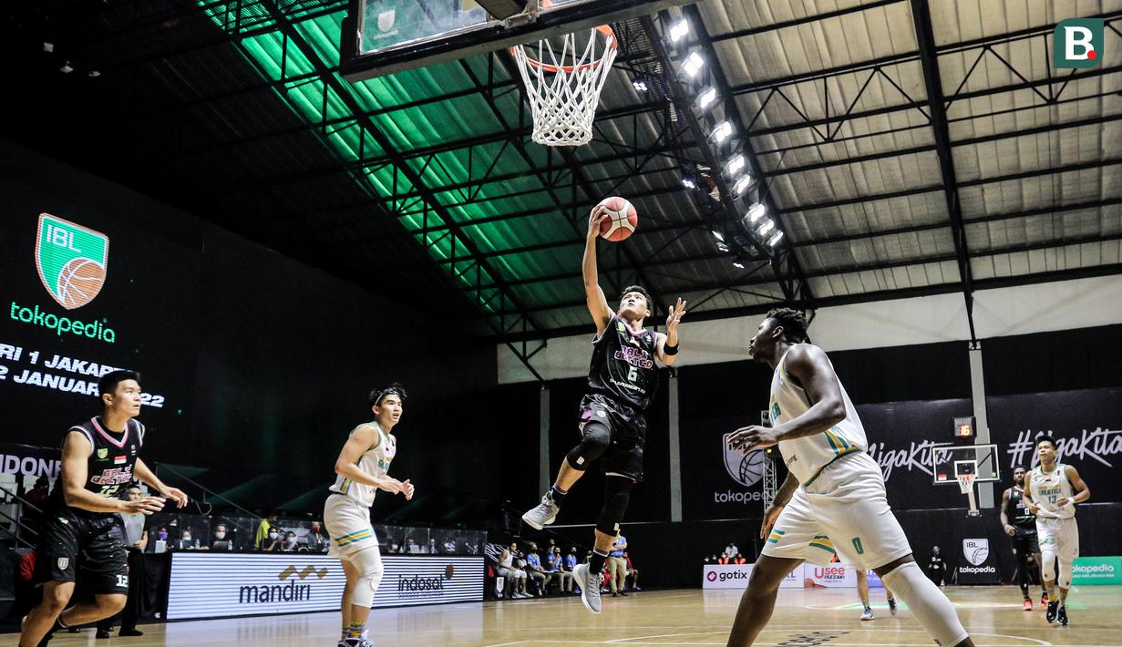 Pemain Bali United Basketball, Abraham R. Wenas berusaha memasukkan bola saat laga lanjutan Seri 1 IBL 2022 melawan Satya Wacana Salatiga di Hall Basket GBK, Senayan, Kamis (20/01/2022). (Bola.com/Bagaskara Lazuardi)