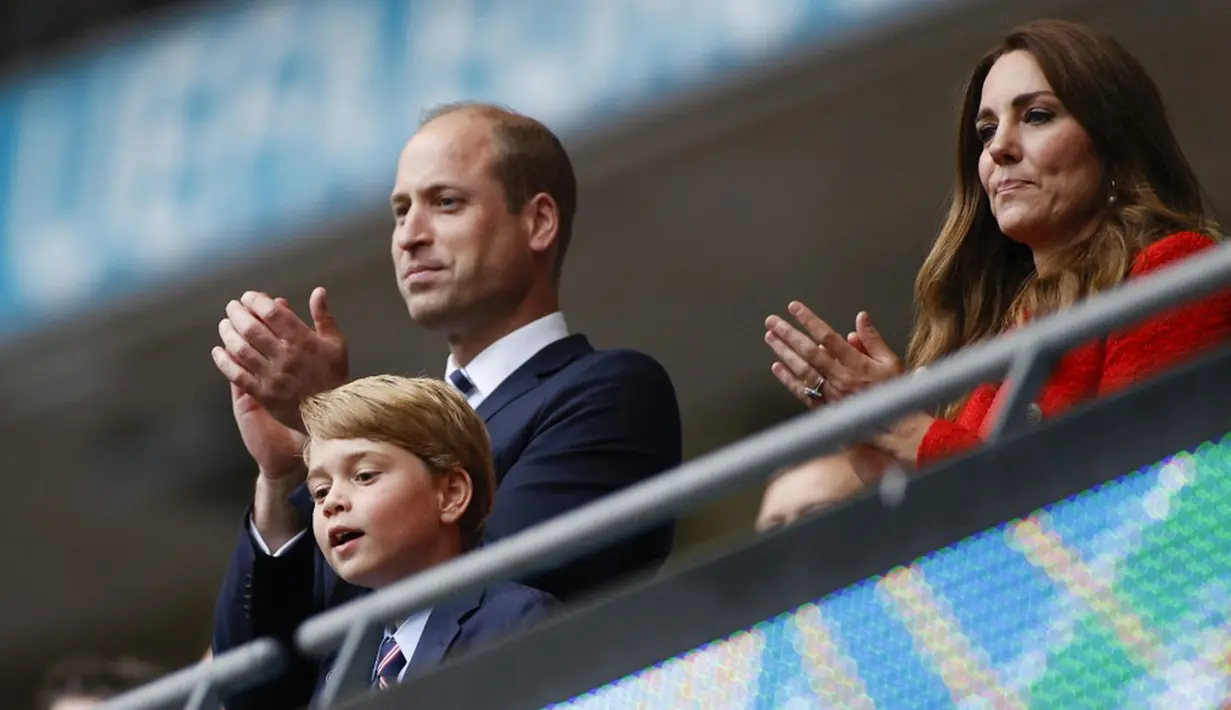 (Kiri ke Kanan) Pangeran William, Duke of Cambridge, Pangeran George dari Cambridge, dan Catherine, Duchess of Cambridge, merayakan kemenangan Inggris atas Jerman pada pertandingan babak 16 besar Euro 2020 di Stadion Wembley, London, Inggris, Selasa (29/6/2021). (Photo by JOHN SIBLEY/POOL/AFP)