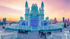 Foto pada 24 Desember 2018 menunjukkan orang-orang mengunjungi Harbin Ice Snow World di Harbin, provinsi Heilongjiang, China. Festival pameran es dan salju terbesar di dunia ini secara resmi akan dibuka 4 Januari 2019. (STR / AFP)