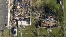 Pemandangan dari udara ini menunjukkan kerusakan akibat tornado pada rumah-rumah di Tita Street di Algiers, sebuah lingkungan di New Orleans, Kamis (15/12/2022). Setidaknya tiga orang tewas dan belasan lainnya terluka akibat serangkaian tornado melanda New Orleans dan bagian lain di negara bagian Louisiana, Amerika Serikat. (David Grunfeld/The Times-Picayune/The New Orleans Advocate via AP)