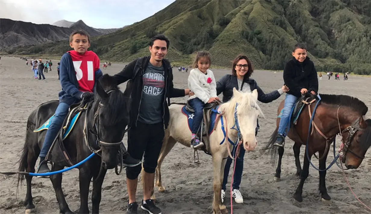 Donna Agnesia dan Darius Sinathrya usia pernikahannya telah 10 tahun. Dan telah dikaruniai tiga orang anak, mereka adalah Lionel Nathan Sinathrya, Diego Andres Sinathrya , Queenesia Sabrina Sinathrya. (dok. Pribadi)