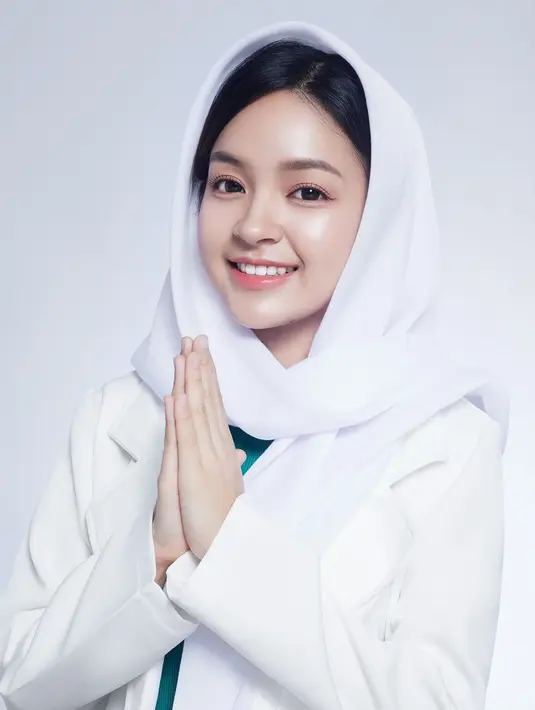 Tak kalah dengan penampilan Eca Aura. Ia tampil dengan inner hijau yang ditumpuk mengenakan blazer putih. Rambutnya pun ditutupi dengan syal putih yang serasi. [Foto: Instagram/elsaajapasal]