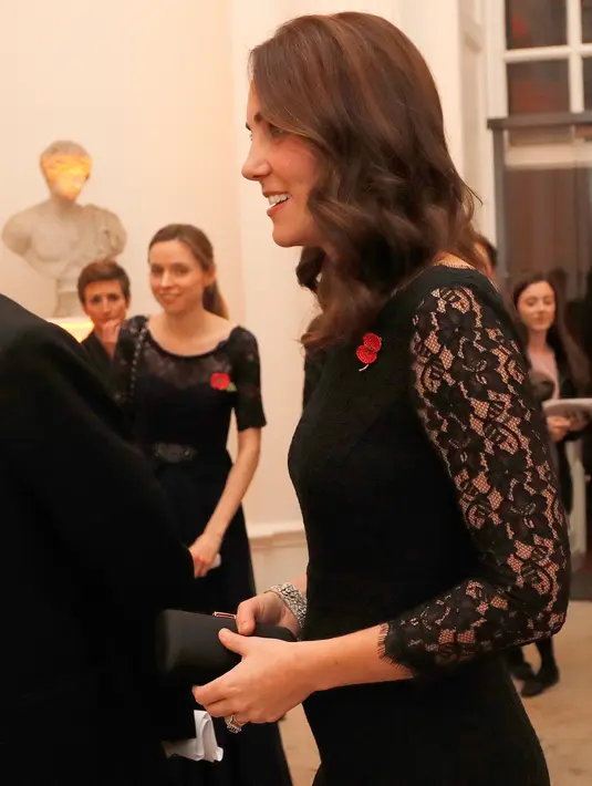 Kate Middleton menghadiri sebuah acara amal di Kensington Palace, London, Selasa (7/11). Gaun rancangan desainer Diane von Furstenburg itu ternyata pernah dikenakan Kate saat hamil anak keduanya, Princess Charlotte pada 2014 lalu (AP/Frank Augstein, pool)