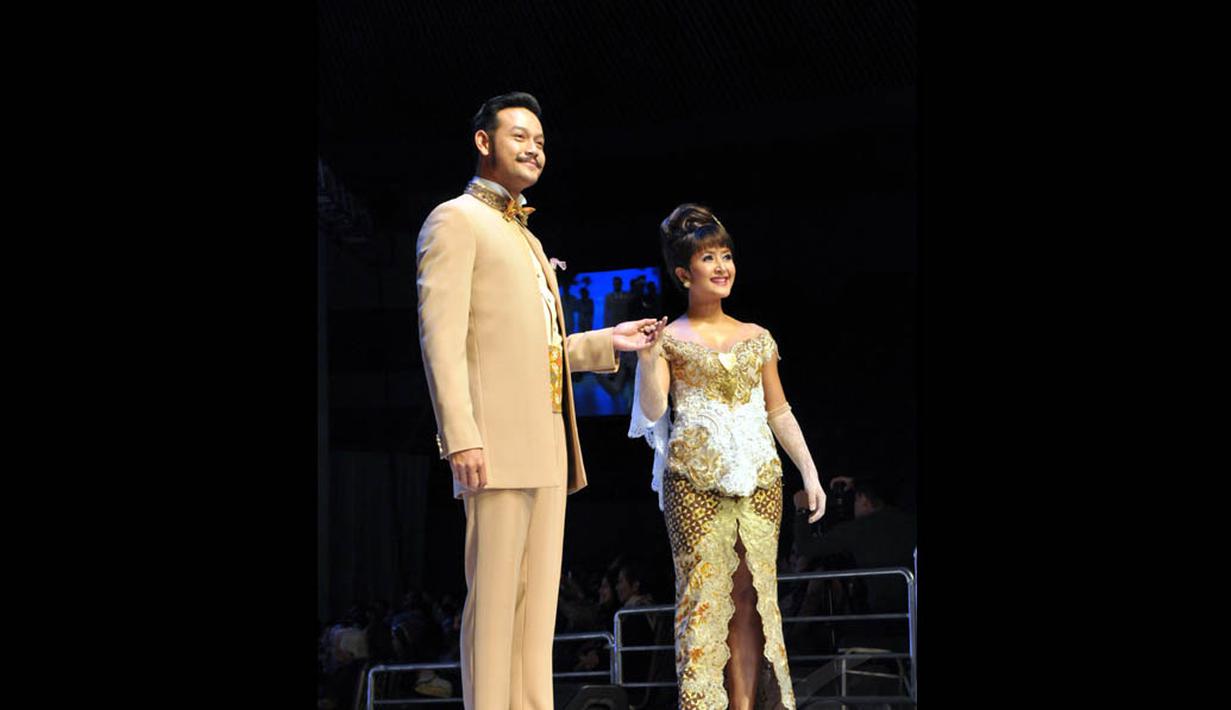 Dwi Sasono dan penyanyi Widi B3 terlihat anggun dalam balutan busana desainer asal Semarang tersebut, Jakarta, (3/9/14). (Liputan6.com/Panji Diksana) 