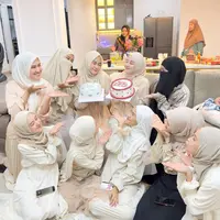 Salah satu geng selebriti yang kerap mencuri perhatian geng dari kalangan selebriti ada Butterfly. Setelah lama tak kumpul, mereka bisa bercanda bersama. Berikut momen Geng Butterfly sekaligus beri kejutan ultah. [Instagram/anisarahma_12]