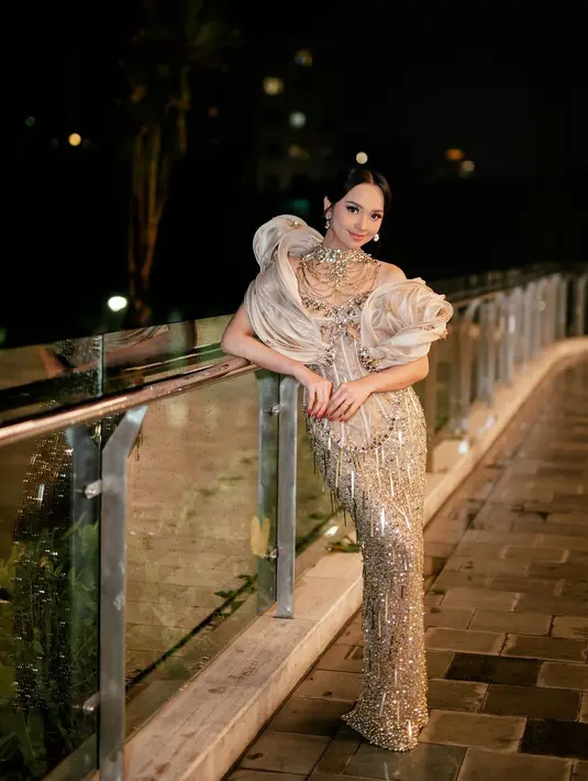 Pesona bak princess Lyodra pakai outfit manggung tanpa lengan bernuansa emas. Dress ini dipenuhi payet berkilauan, dengan detail atasan bustier yang disambung rok mermaid panjang dan tube seperti ombak sebagai outer. [Foto: Instagram/lyodraofficial]