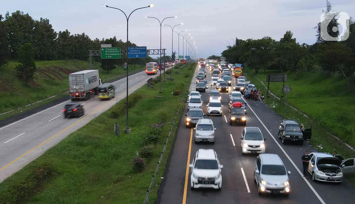 <p>Sejumlah kendaraan melintas di Ruas tol Cikopo Palimanan, Jawa Barat, Kamis (28/4/2022) . Memasuki H-4 Lebaran 2022, volume jumlah kendaraan mengalami peningkatan hingga menyebabkan terjadinya kepadatan lalu lintas arus mudik. (Liputan6.com/Herman Zakharia)</p>