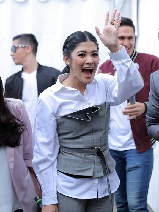"Hari ini seru banget, ini (meet and greet) ini direncanain lama dan aku nggak nyangka diadain di pinggir jalan sampai bikin macet, makasih sih buat yang udah datang," ucap Naysilla Mirdad, Sabtu (13/4/2018). (Deki Prayoga/Bintang.com)
