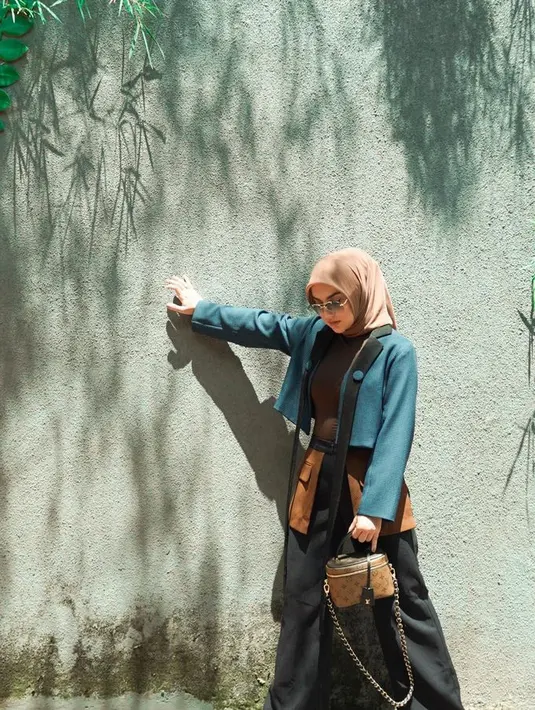 Celana cargo juga hadir dalam model apron. Irish Bella memadukannya dengan blazer crop top. [Foto: @irishbella]