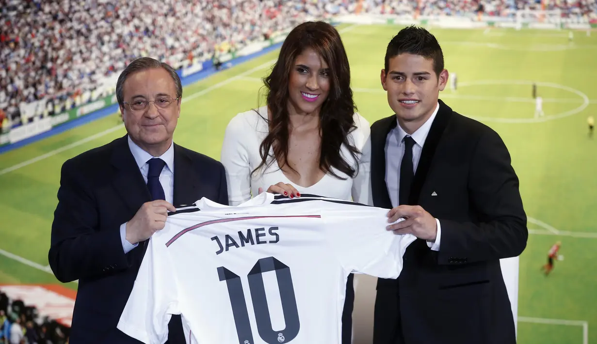 James Rodriguez bersama istrinya, Daniela Ospina dan Presiden Real Madrid, Florentino Perez berpose sambil memperlihatkan jersey Real Madrid bernomor punggung 10 di Stadion Santiago Bernabeu, Selasa (22/7/14). (REUTERS/Juan Medina)