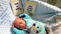  Tak Suka Difoto, Bayi 3 Minggu Berpose Acungkan Jari Tengah