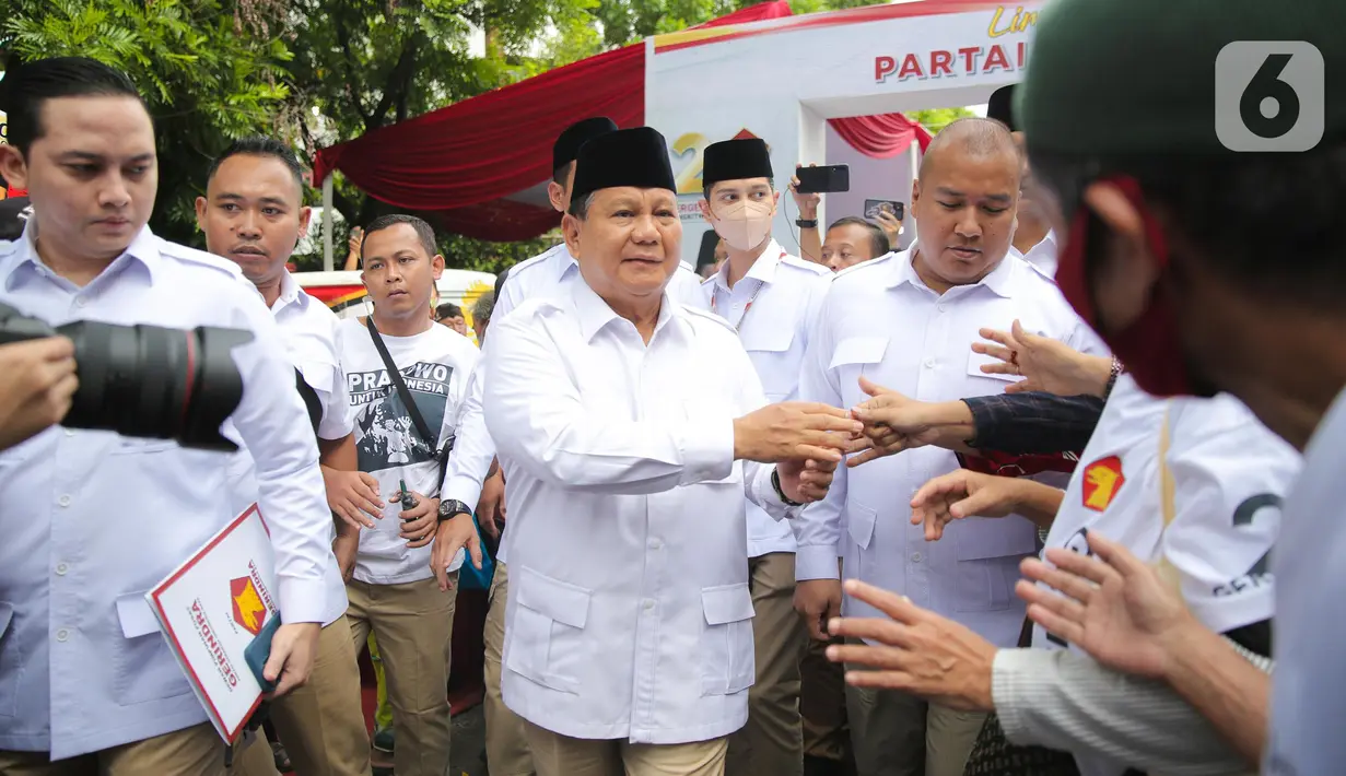 Ketua Umum Partai Gerindra, Prabowo Subianto tiba menghadiri perayaan HUT ke-15 Partai Gerindra, di Kantor DPP Partai Gerindra, Jakarta, Senin (6/2/2023). HUT ke-15 Partai Gerindra merupakan momen berharga karena dilaksanakan sebelum Pemilu 2024 dan juga untuk melakukan konsolidasi internal untuk semakin memperkuat kekuatan partai. (Liputan6.com/Faizal Fanani)