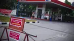 Sejumlah SPBU di Jalan Enggano, Jakarta Utara terlihat sepi tanpa ada aktivitas pengisian bahan bakar premium, (29/8/14). (Liputan6.com/Faizal Fanani)