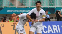 Son Heung-min (kanan) ikut merayakan gol Lee Seung-woo pada laga semifinal Vietnam vs Korea Selatan di Stadion Pakansari, Cibinong, Rabu (29/8/2018). (Bola.com/Dok. INASGOC)
