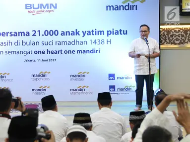 Direktur Utama Bank Mandiri Kartika Wirjoatmodjo memberikan sambutan saat acara buka puasa bersama 21.000 anak yatim piatu di Jakarta, Minggu (11/6). (Liputan6.com/Angga Yuniar)