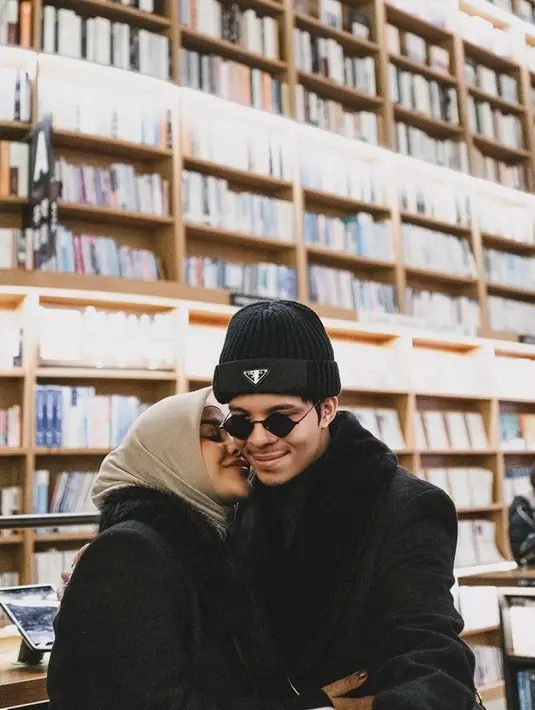 Mengetahui banyak komentar negatif menyasar untuk sang istri, Atta pun meminta netizen untuk lebih introspeksi diri. Ia lalu menghibur Aurel dengan memberikan dukungan, "semangat sehat selalu busui ku." Ayah dua anak itu juga mengunggah potret-potret mesranya dengan Aurel selama liburan di Korea Selatan. (Liputan6.com/IG/@attahalilintar)