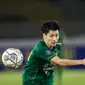 Pemain Persebaya Surabaya, Taisei Marukawa, berebut bola saat laga pekan kesembilan BRI Liga 1 2021/2022 antara Persija Jakarta melawan Persebaya Surabaya di Stadion Manahan, Solo, Selasa (26/10/2021). (Bola.com/Bagaskara Lazuardi)