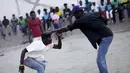 Dua pria sedang berlatih sedalum bertanding  pada ajang gulat yang disebut Pinge wrestling competition di Port-au-Prince, Haiti, Sabtu (26/3/2016). Acara ini untuk memperingati Paskah di Haiti. (REUTERS/Andres Martinez Casares)