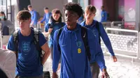 Pemain Timnas Inggris U-17, Josh Acheampong (kanan) dan Tyler Dibling saat tiba di Terminal 3 Bandara Soekarno Hatta, Tangerang, Banten menjelang Piala Dunia U-17 2023 pada Jumat (03/11/2023). (Bola.com/Bagaskara Lazuardi)