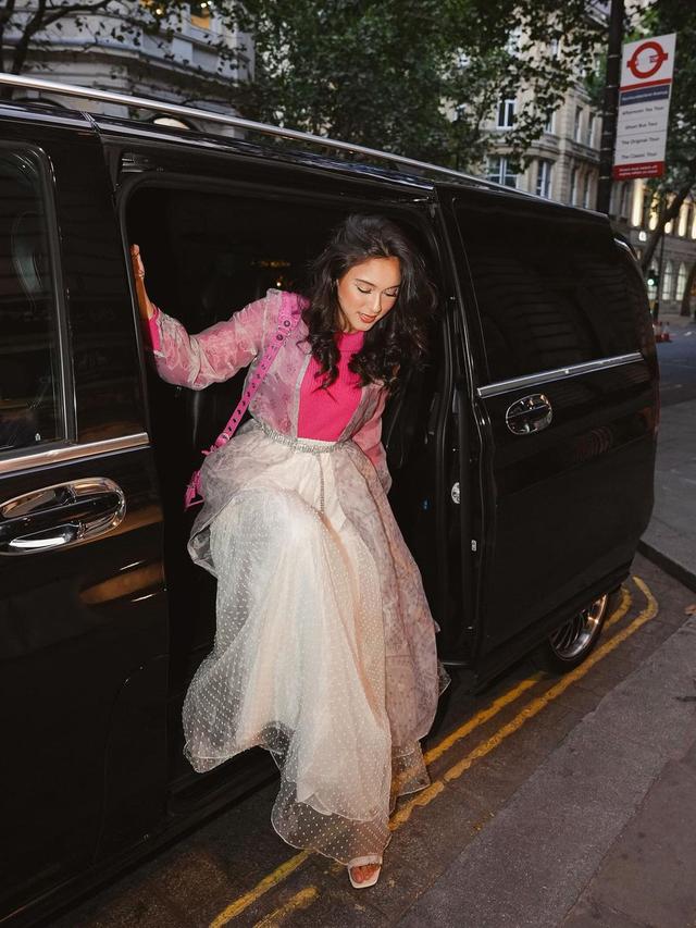 7 Momen Yasmin Napper saat Diundang di London Fashion Week 2023, Tampil Ceria