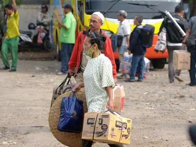 Calon penumpang menuju bus antar kota antar provinsi di Terminal Bus Bayangan Lebak Bulus, Jakarta, Sabtu (9/6). H-6 jelang Hari Raya Idul Fitri 1439 H, Terminal Bus Bayangan Lebak Bulus mulai dipadati calon pemudik. (Liputan6.com/Helmi Fithriansyah)