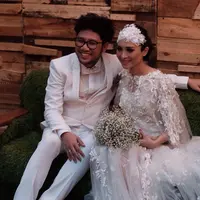 Pelantun 'Terlalu Lama Sendiri', Kunto Aji akhirnya tak sendiri lagi. Ia melangsungkan pernikahan dengan Dewisya pada 6 Desember 2015 lalu di  di Rumah Ranadi, Kemang, Jakarta Selatan. (Dio Maulana Putra/Bintang.com)