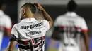 Izquierdo kolaps pada menit ke-84 saat melawan Sao Paulo di Copa Libertadores. Bek Nacional itu mendapatkan perawatan medis dan dipasangi ventilator sejak Minggu (25/8).  (Miguel SCHINCARIOL / AFP)