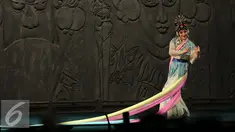 Seorang artist teater saat tampil di pementasan Opera China di Beijing, Sabtu (22/8/2015). Di saat demam KPOP mendera, beberapa seniman China memilih bertahan dengan seni teater opera China (Liputan6.com/Isna Setyanova)
