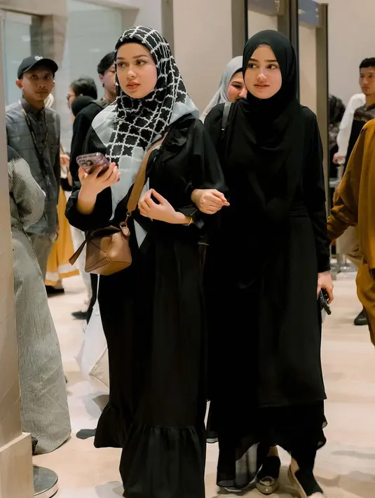 Syifa Hadju kenakan dress hitam panjang dengan detail layer di bagian bawah. [@ayah_amanah]