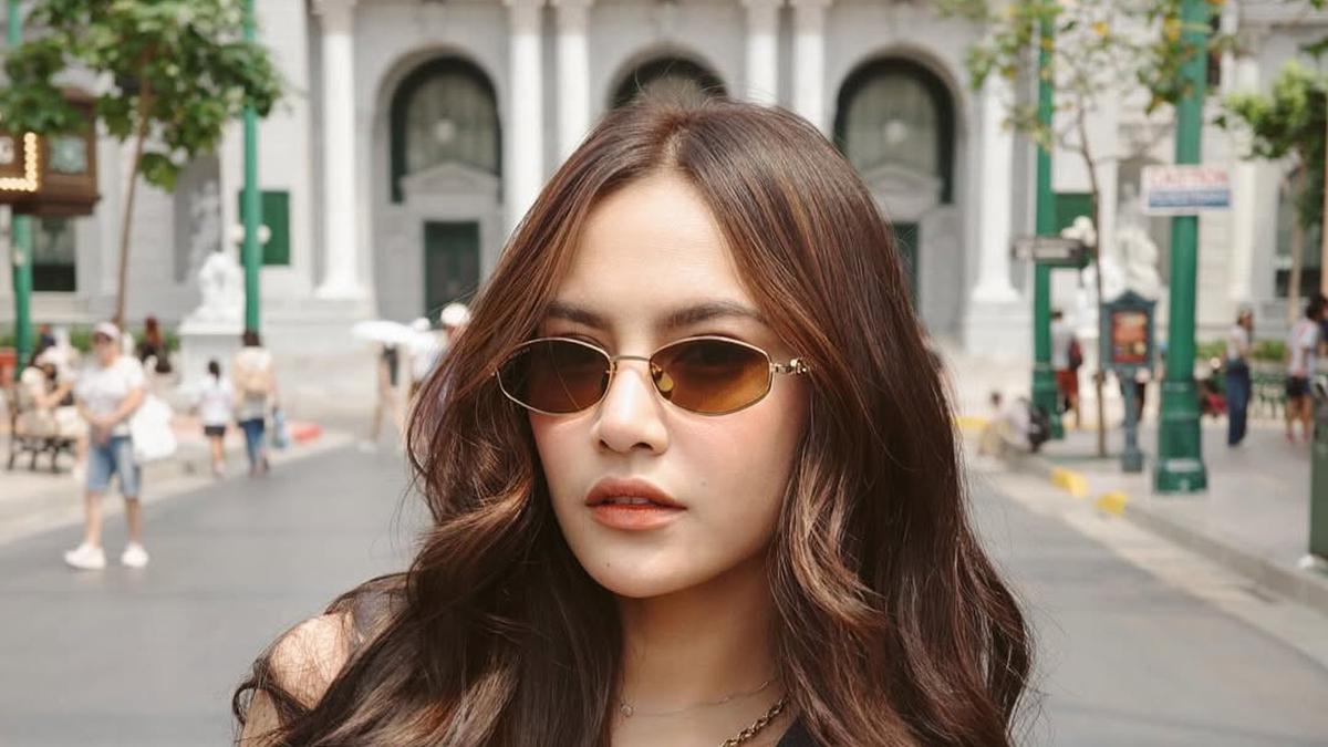 Gaya Mahalini saat Liburan, Inspirasi Outfit Santai tapi Elegan