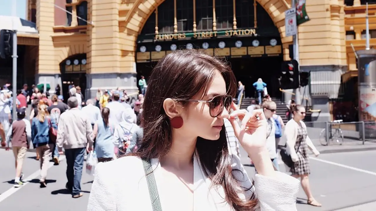 Gaya Enzy Storia saat Pakai Kacamata, Makin Keren dan Memesona