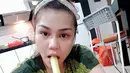 Dalam beberapa postingan foto dan video di akun Instagram-nya, ia terlihat makan dengan lahap. Tak hanya itu, ia juga kerap berpergian dengan mengenakan daster. (Foto: instagram.com/dj_kattybutterfly36)