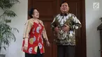 Ketua Umum PDIP, Megawati Soekarnoputri (kiri) tertawa bersama Ketua Umum Partai Gerindra, Prabowo Subianto usai melakukan pertemuan dan makan siang bersama di kediaman Megawati di Jalan Teuku Umar, Jakarta, Rabu (24/7/2019). (Liputan6.com/Helmi Fithriansyah)