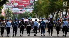 Aparat gabungan TNI dan Polri melakukan pengamanan saat geladi resik kirab ngunduh mantu Kahiyang-Bobby di Medan, Rabu (22/11). Sebanyak 5.000 personel gabungan siap mengamankan prosesi ngunduh mantu Kahiyang-Bobby. (Liputan6.com/Johan Tallo)