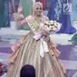 Finalis dari Malaysia, Uyaina Arshad melambaikan tangan seusai dinobatkan sebagai Puteri Muslimah Asia 2018 pada malam final di Studio 6 Emtek, Jakarta, Senin (7/5). Uyaina Arshad berhasil menyisihkan 18 peserta. (Liputan6.com/Faizal Fanani)