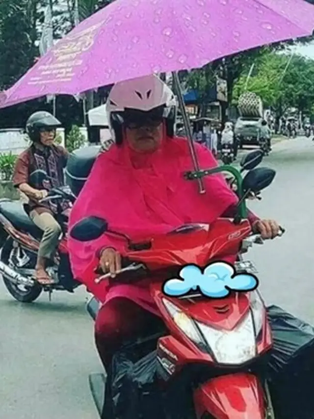 6 Aksi Kocak Orang Naik Motor Bawa Payung Ini Jadi Pusat Perhatian