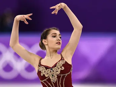 Alexia Paganini bersaing dalam kejuaraan figure skating wanita gaya bebas pada Olimpiade Musim Dingin Pyeongchang 2018 di Gangneung Ice Arena di Gangneung (23/2). Alexia Paganini merupakan atlet 16 tahun asal Swiss. (AFP Photo/Aris Messinis)