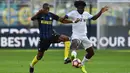 Gelandang Atalanta, Franck Kessie, berebut bola dengan Gelandang Inter Milan, Geoffrey Kondogbia, pada laga lanjutan Serie A di Sansiro, Milan, (12/03/2017). (AFP/Giuseppe Cacace)