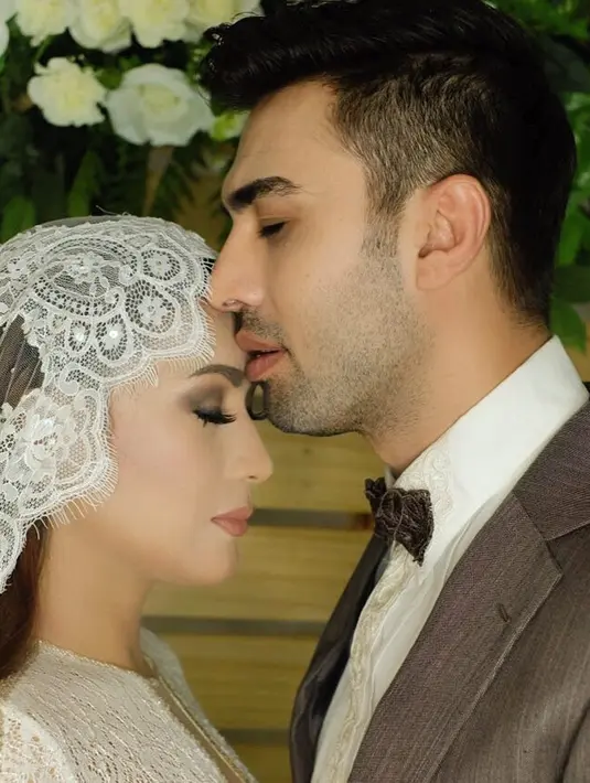 Potret sakral saat Mehdi mencium kening Tata Janeeta saat pernikahannya. (Liputan6.com/IG/tatajaneetaofficial)