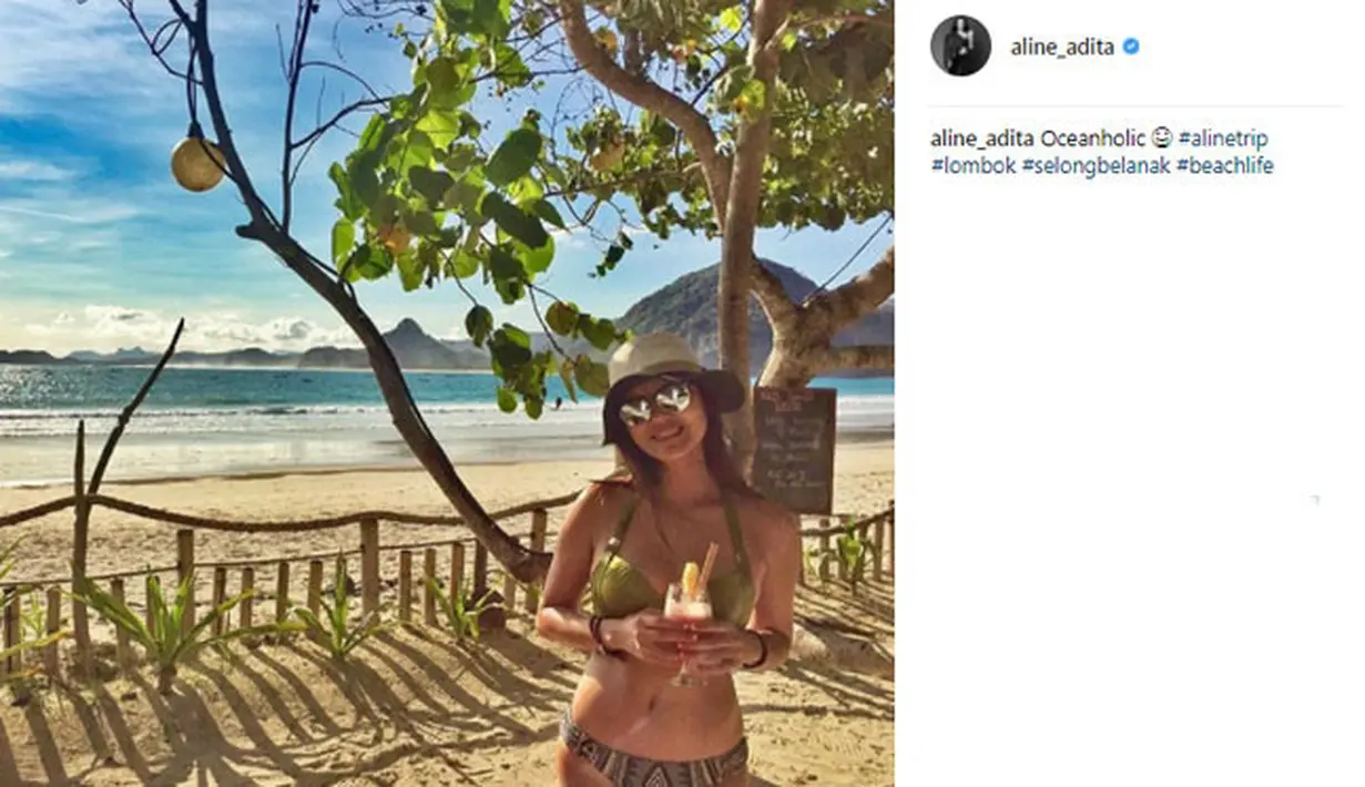 Aline Adita memanfaatkan liburnya dengan pergi ke Lombok. Pada salah satu postingan foto, Aline tampil seksi dengan mengenakan bikini yang dipadu dengan topi dan kacamata. (instagram.com/aline_adita)